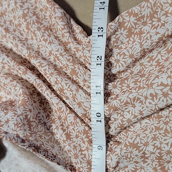 Simplee Ditsy Floral Flutter Sleeve Tie Front Romper Size Small EUC - Picture 10 of 13